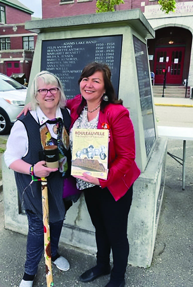 Suzanne de Courvil-Nicol présente son livre Rouleauville, the Cradle of Calgary, Pre-1899 to 1907 and Beyond, à Rosanne Casimir, la cheffe/Kúkpi7 des Tk’emlups te Secwepemc. Crédit : Courtoisie