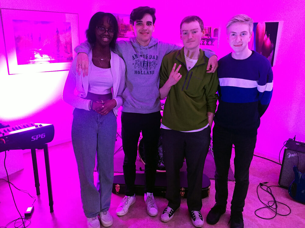 Le groupe de musique Vilectro : (de gauche à droite) Shaza Rukundo, Julian Yellowbird, Zacharie Biollo et William Morton. Crédit : Vienna Doell