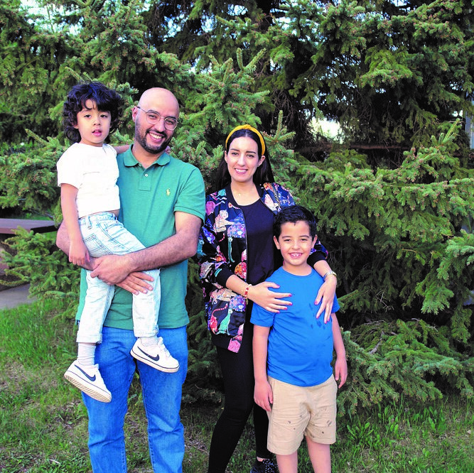 Nouha Rguibi avec son mari Karim Talal et leurs deux enfants. Crédit : Vienna Doell