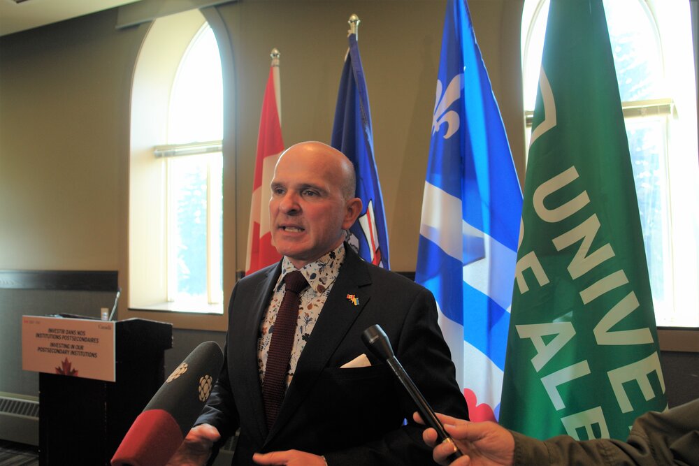 Le ministre Randy Boissonnault au micro. Crédit : Vienna Doell 