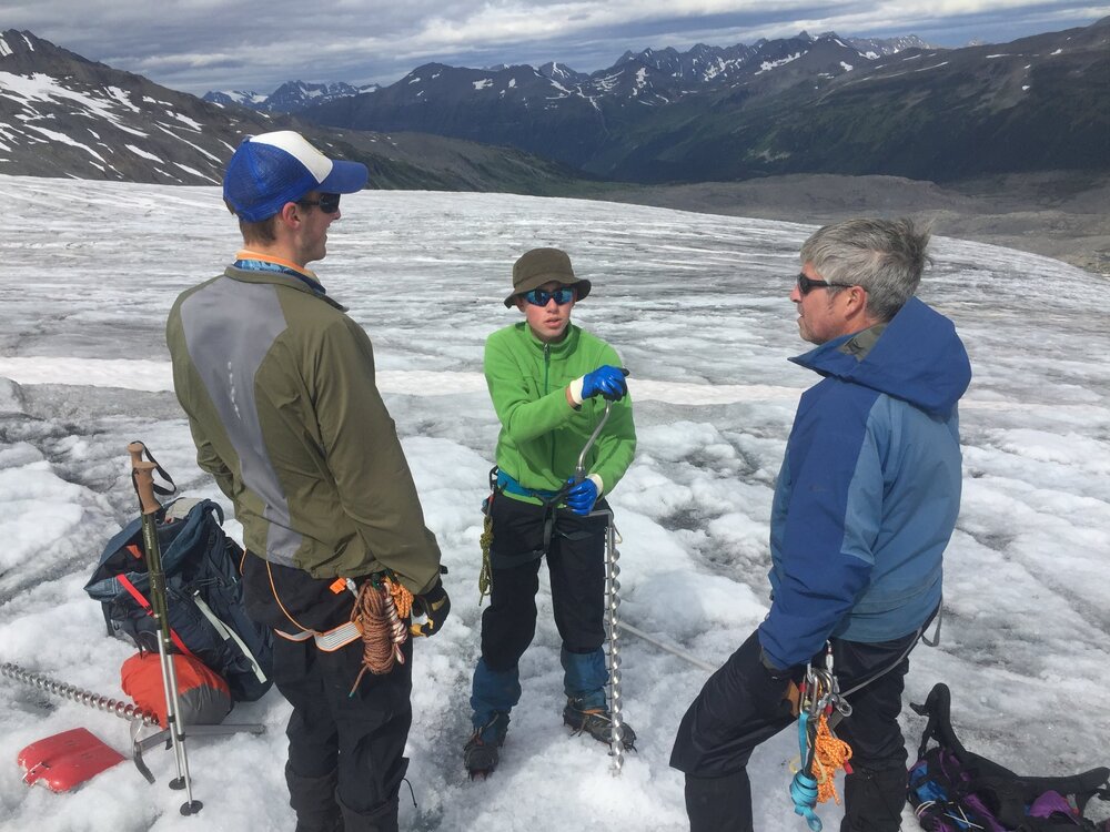 Brian Menounos (à droite), son fils (au centre) et son ancien étudiant au doctorat, Ben Pelto (à gauche) sur le glacier Castle Creek, en Colombie-Britannique, en septembre 2020. Crédit : Margo Vore