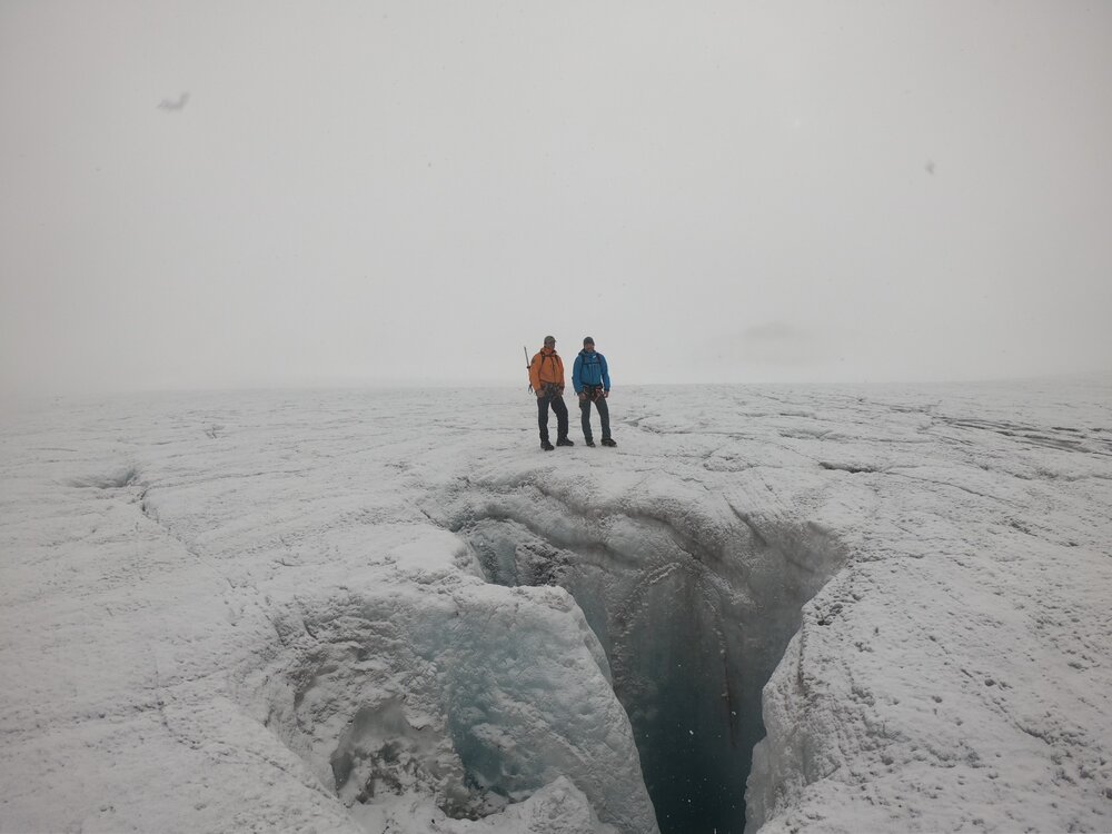 Ednie et son collègue de Parcs Canada devant un moulin (trou dans un glacier) de plus de 80 mètres de profondeur. Crédit : Mark Ednie