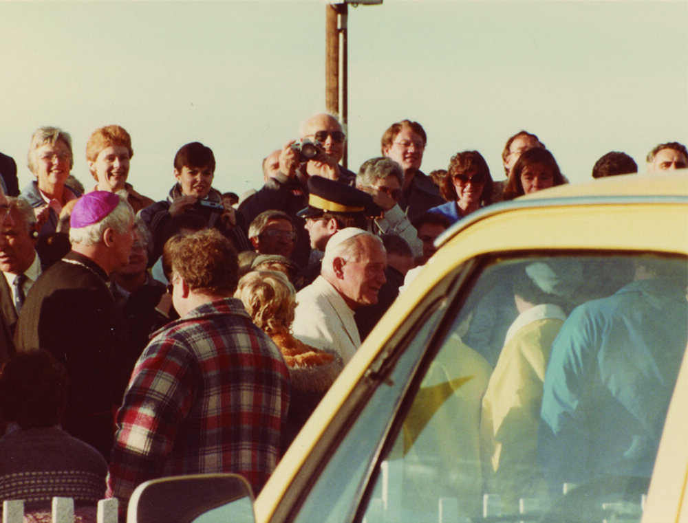 Le pape Jean-Paul II près d’une foule durant sa visite au Canada en 1984. Crédit : Le Franco - Archives
