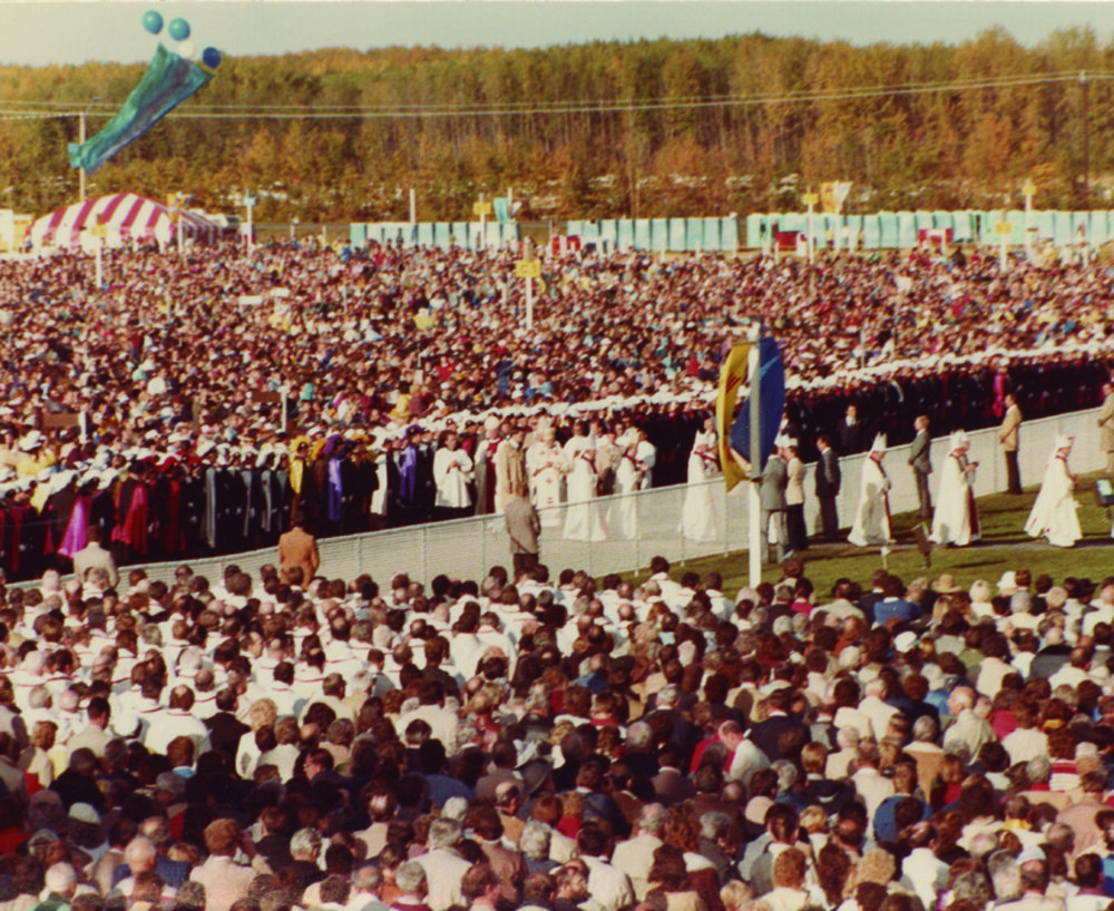 La grande messe à Namao avec plus de 100 000 participants. Crédit : Le Franco - Archives