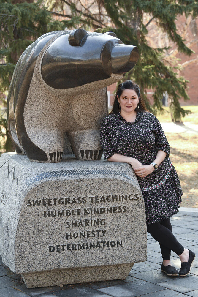 Crystal Fraser, érudite gwichyà gwich’in et professeure en histoire et études autochtones à l’Université de l’Alberta. Crédit : Courtoisie