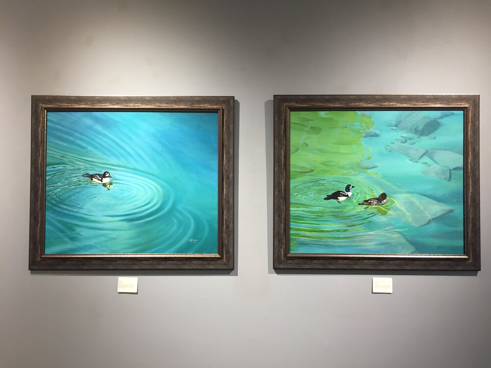 Deux peintures par Tammy Taylor dans la Showcase Gallery. Crédit : Vienna Doell