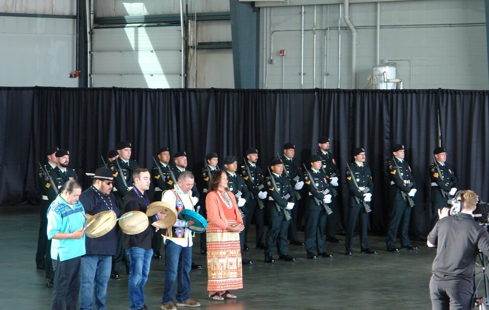 Des musiciens ont accueilli le pape avec des chants traditionnels le 24 juillet à l’aéroport d’Edmonton. Crédit : Vienna Doell – Le Franco