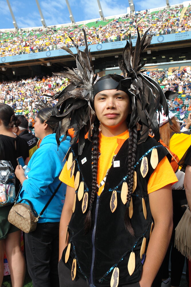 Markus Atleo-George en tenue traditionnelle de la Première Nation Songhees (Colombie-Britannique). Crédit : Vienna Doell