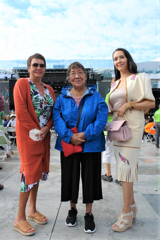 (De gauche à droite) Terri Kachur, Dora Duncan et Jennifer Duncan assistent à la messe en famille. Crédit : Vienna Doell