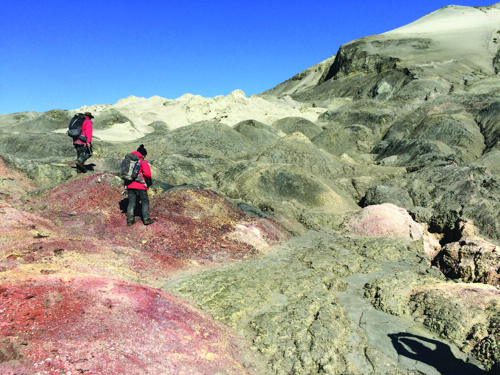 Le chercheur Stephen Gasbry, coauteur de l’article de Ressources naturelles Canada, et son assistante étudiante Rebecca Bryant explorent les Smokings Hills, marchant sur un sol similaire à celui de Mars. Crédit : Commission géologique du Canada