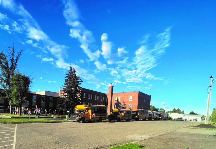 Les autobus scolaires ont repris du service à l’école Héritage. Crédit : Isaac Lamoureux