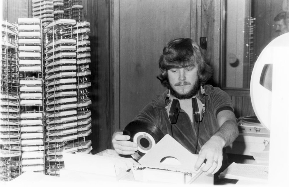 Ronald Tremblay lors de sa première expérience en radio à CJVA Radio-Acadie (circa 1978). Crédit : Ronald Tremblay