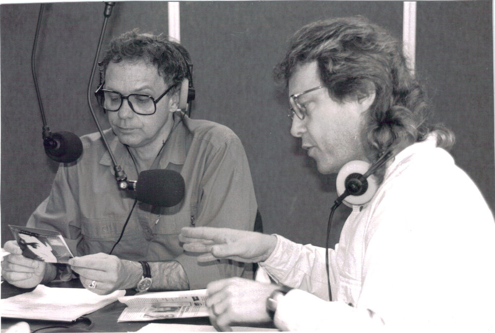 Au lendemain du premier Gala interprovincial de la chanson (maintenant Chant’Ouest), Ronald Tremblay est interviewé par l’animateur-vedette de Radio-Canada, Jacques Boulanger. Crédit : Ronald Tremblay