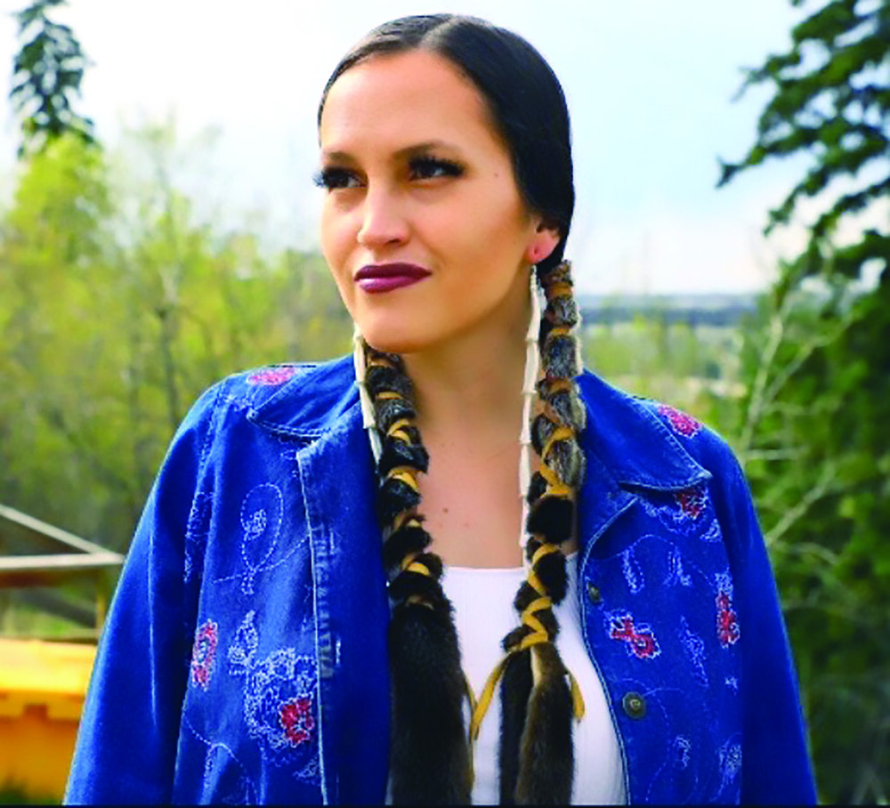 Sissy Thiessen Kootenayoo, Sioux des Nakota, Cri.e et mennonite allemand.e, est propriétaire de l’entreprise Wase Saba Experiences. Crédit : Indigenality Photography par Cole Richards