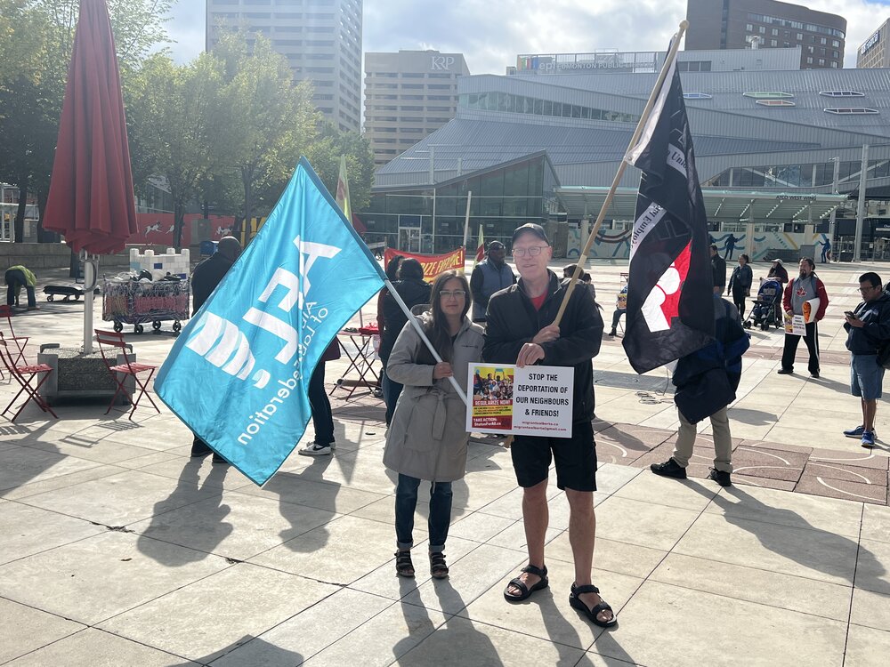 Quelques-uns des premiers participants. (De gauche à droite) Karen Kuprys, secrétaire-trésorière de l’Alberta Federation of Labour (AFL), et Dave Malka, organisateur de l’Alberta Union of Provincial Employees (AUPE). Crédit : Isaac Lamoureux