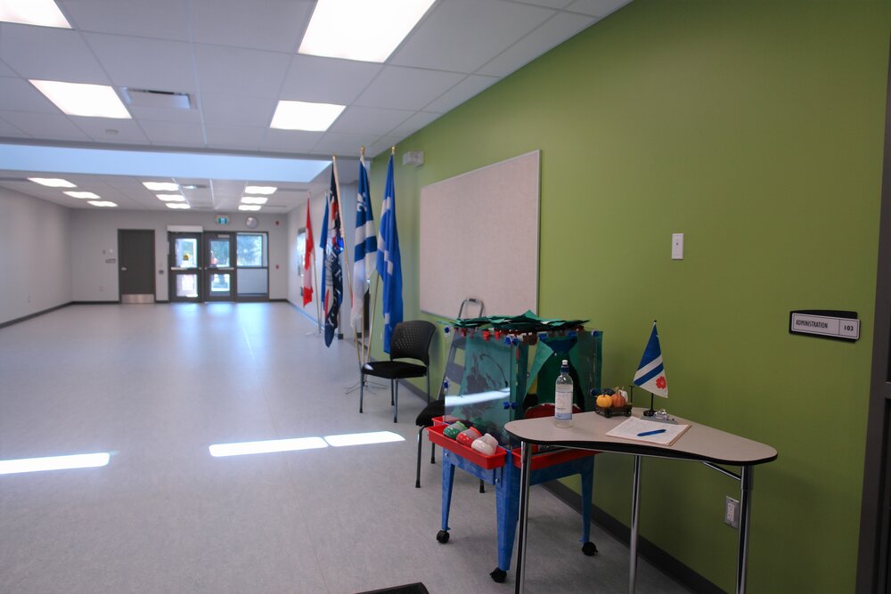 L'entrée de la nouvelle École francophone de Stony Plain avec les drapeaux du Canada, de l’Alberta, du Traité 6, de la francophonie albertaine et celui des Métis. Crédit : Vienna Doell