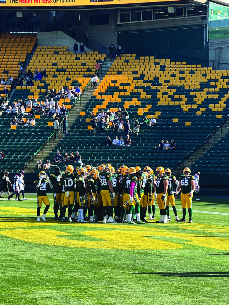 Toute l'équipe se motive avant le match. Crédit : Isaac Lamoureux