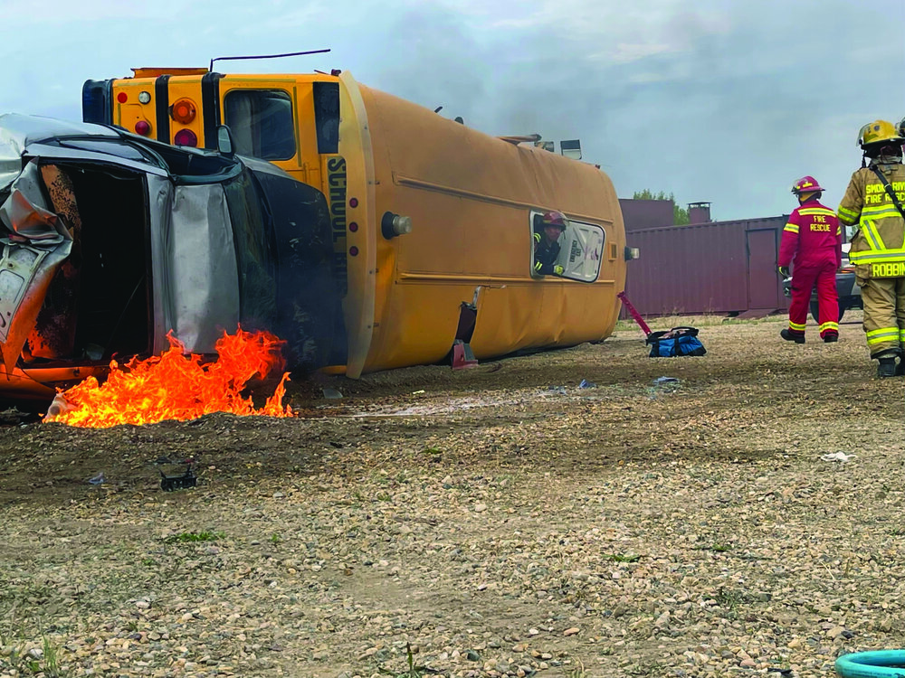 Une petite pause pendant la séance d’entraînement des pompiers de Smoky River. Crédit : Courtoisie