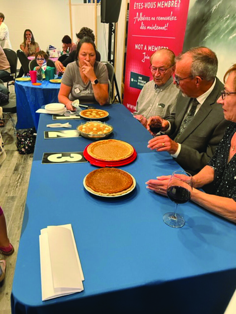 Les juges du concours régional de Saint-Paul ont réfléchi à la beauté de chaque tarte au sucre. Ils étaient loin de se douter qu'ils allaient choisir la gagnante provinciale. Crédit : Courtoisie