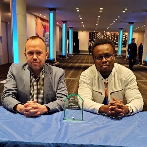 (De gauche à droite) Joris Desmares-Decaux, président, et Paul Addo, capitaine de l’équipe, avec le trophée de champion de division 2 régional. Crédit : Courtoisie