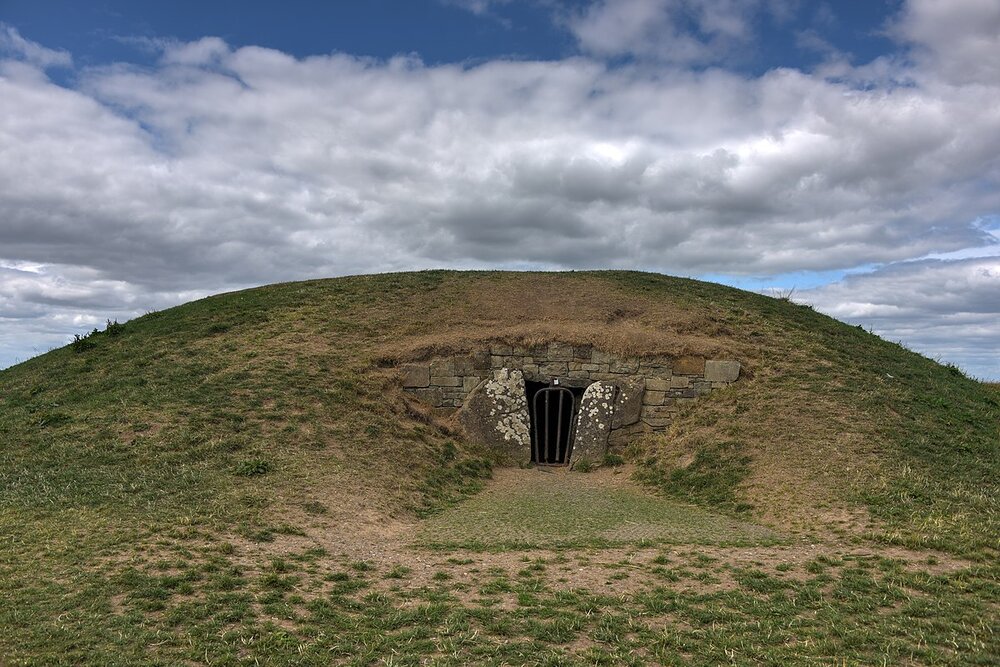 Le 1er novembre avait une signification particulière pour cette tombe située sur la colline de Tara, en Irlande. Crédit - Creative Commons, August Schwerdfeger.