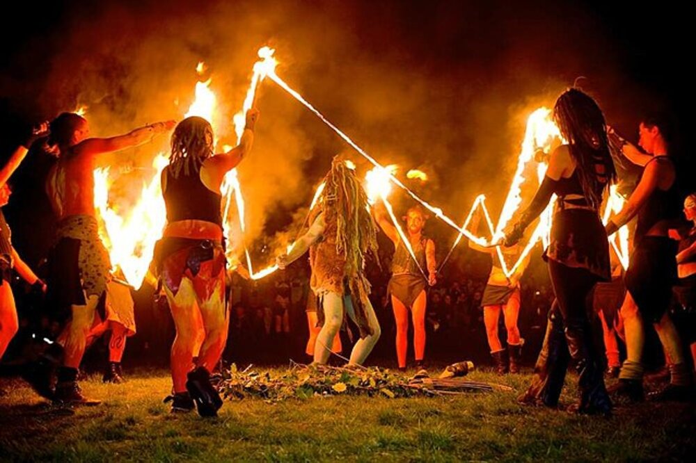 Célébration néopaïenne en Irlande marquant le Samhain, ancienne fête celte à l’origine de l’Halloween. Crédit : Wikimedia Commons