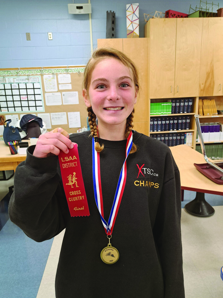 Cecelia-Dawn Vardy fière de sa médaille en cross-country. Crédit : Courtoisie