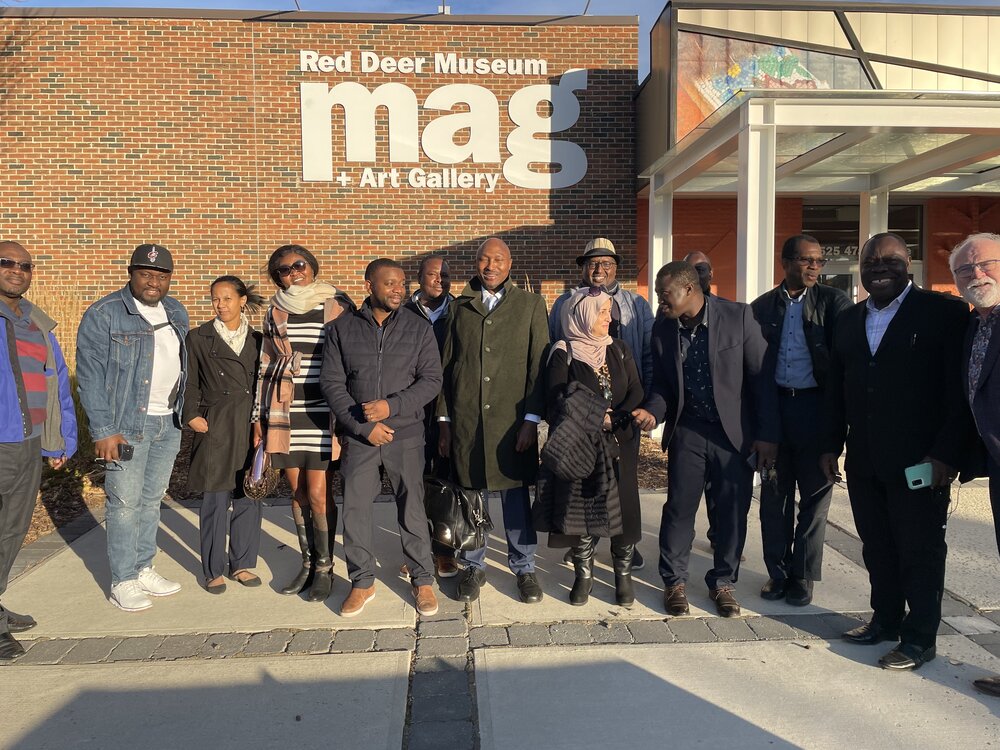 Toute l’équipe de la FRAP pose devant le musée de Red Deer. Crédit : Courtoisie