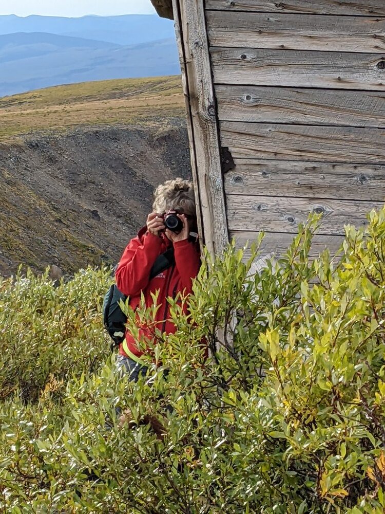 Denise Lauzon Dempsey prenant une photo au Yukon. Crédit : Courtoisie