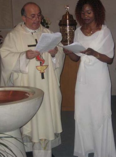 Mgr Noël Farman et Nadia lors de son baptême. Crédit : Courtoisie