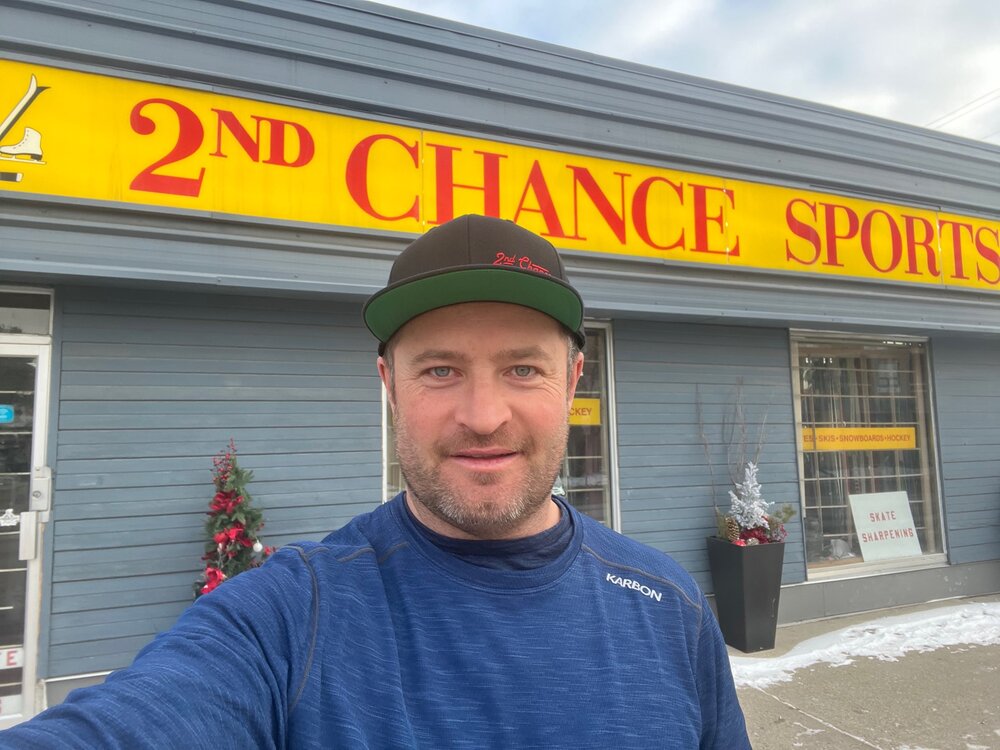 Ross Manering devant son magasin 2nd Chance Sports situé à Calgary. Crédit : Courtoisie