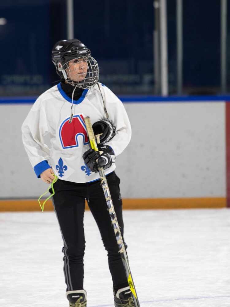 La coordonnatrice du club de hockey, Michelle Mendez Holmes est aussi l'entraîneuse du groupe de débutants. Crédit : SKP Event and Photography