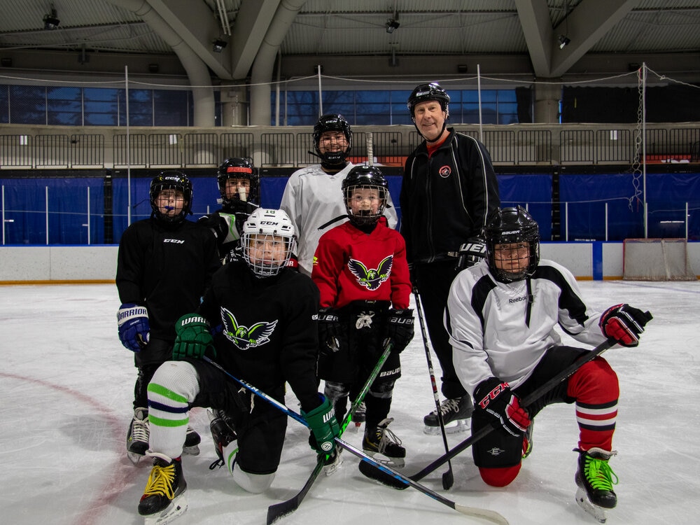 Inti Messier (en bas à droite), son coach Gary (en haut à droite) et ses coéquipiers du groupe avancé. Crédit : SKP Event and Photography