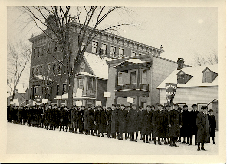 Manifestation d’élèves contre le Règlement 17 devant l’école Brébeuf, Ottawa, hiver 1916. Crédit : Centre de recherche sur les francophonies canadiennes