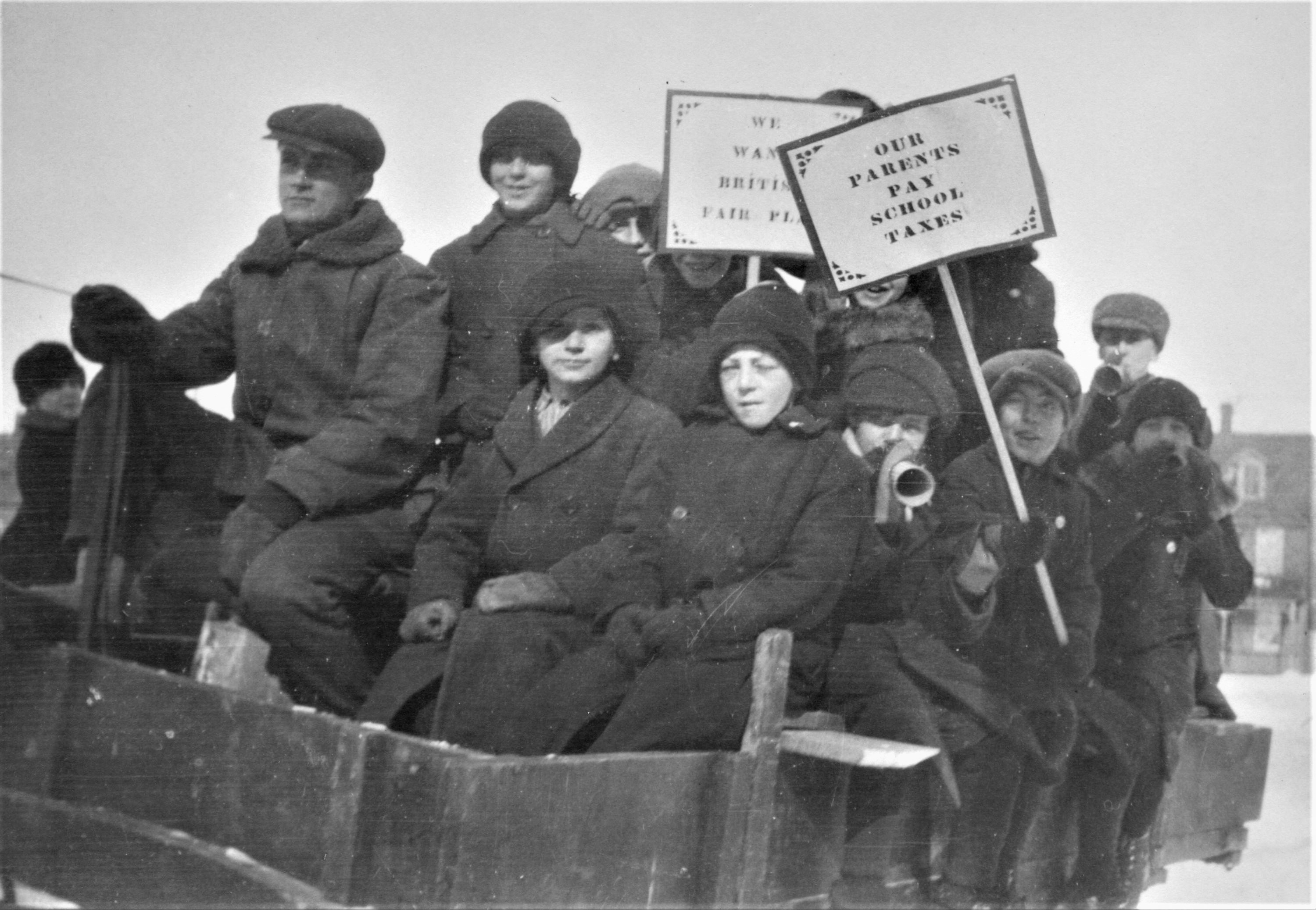 Des élèves d'Ottawa manifestent contre le Règlement 17. Février 1916. Crédit : Wikimedia Commons. Domaine public