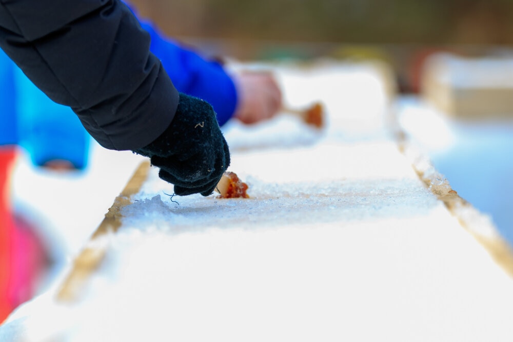 La tire d’érable sur la neige est une des activités du Carnaval de St-Isidore. Crédit : Centre culturel de St-Isidore, Alberta.