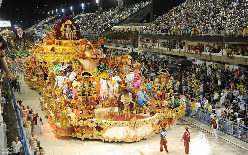 Les chars allégoriques font la renommée du Carnaval de Rio. Crédit : Wikimedia Commons, CC-SA.4.0