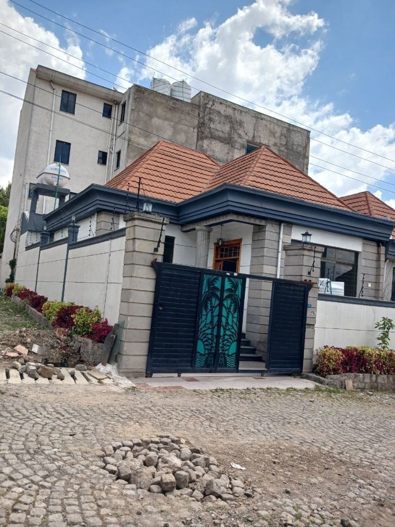 Villa house for sale in Summit Area, 150 sqm, with digital title deed.