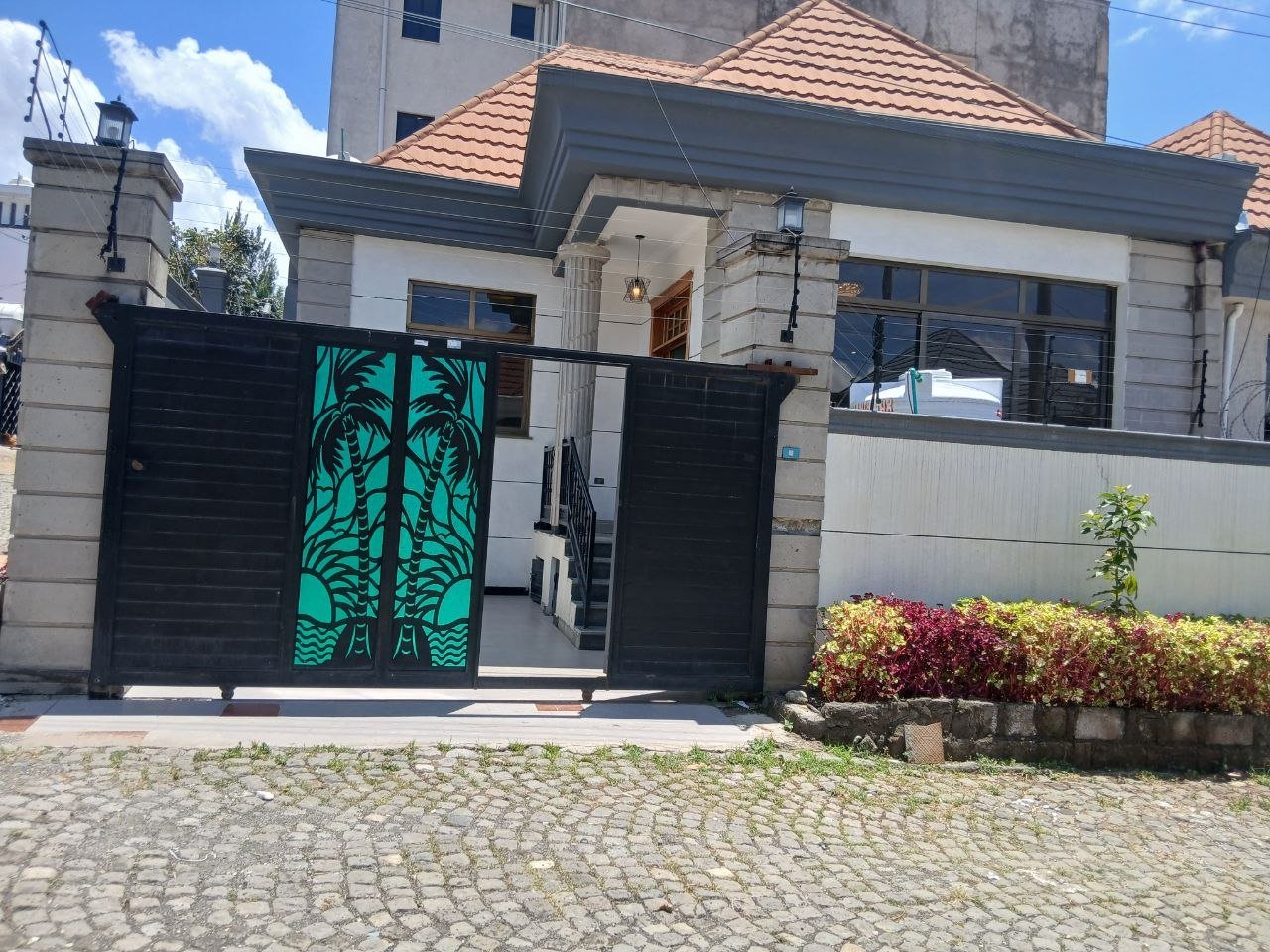 Villa house for sale in Summit Area, 150 sqm, with digital title deed.