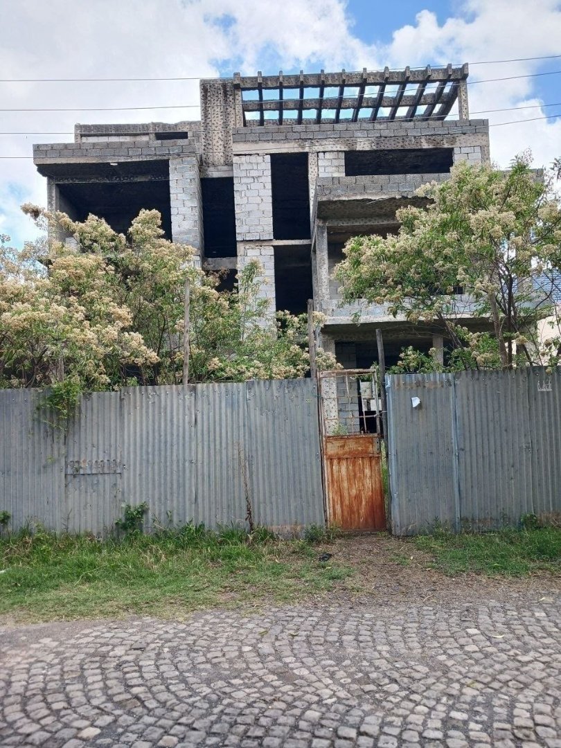 Urgent House Sale Ayat, inside a secured compound