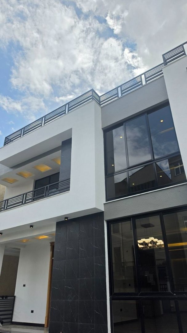 Luxury G+2 House for Sale in 22 thumbnail 8