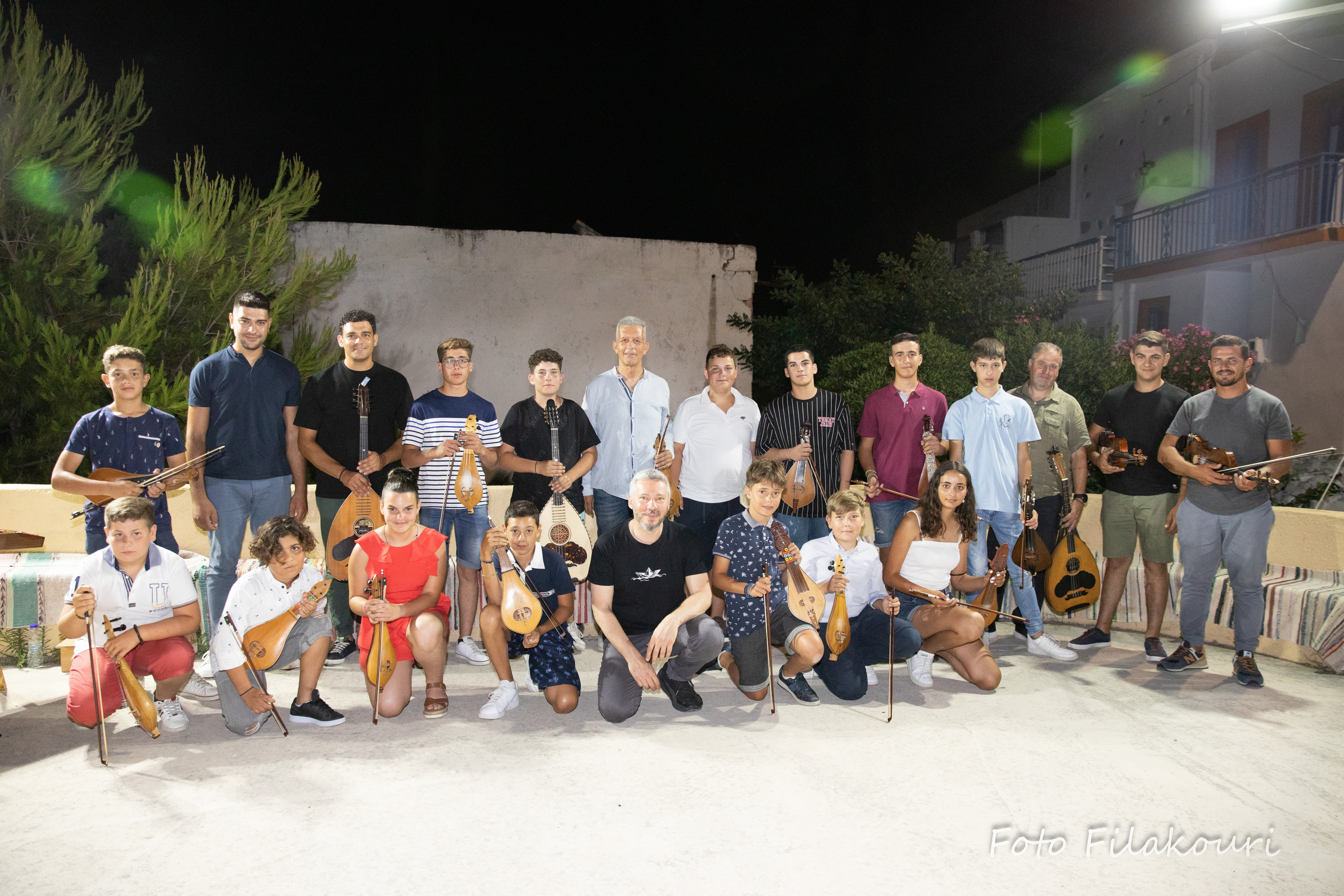 Alkinoos Ioannidis with musicians