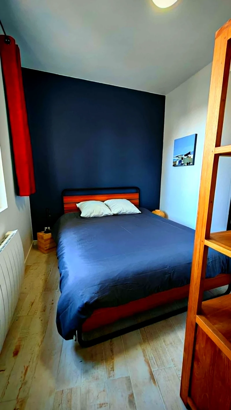 Chambre confortable avec lit double pour un repos parfait