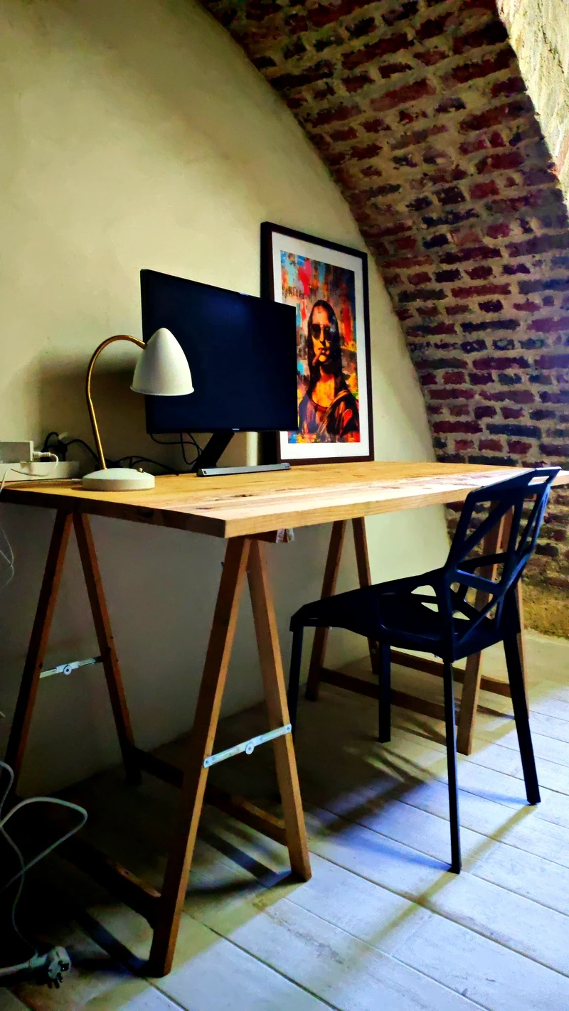 Espace de travail sous une voûte en pierre, idéal pour le télétravail