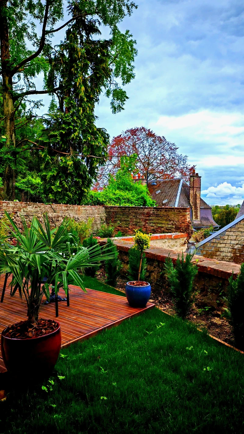 Vue depuis le jardin sur les toits et les remparts de Laon
