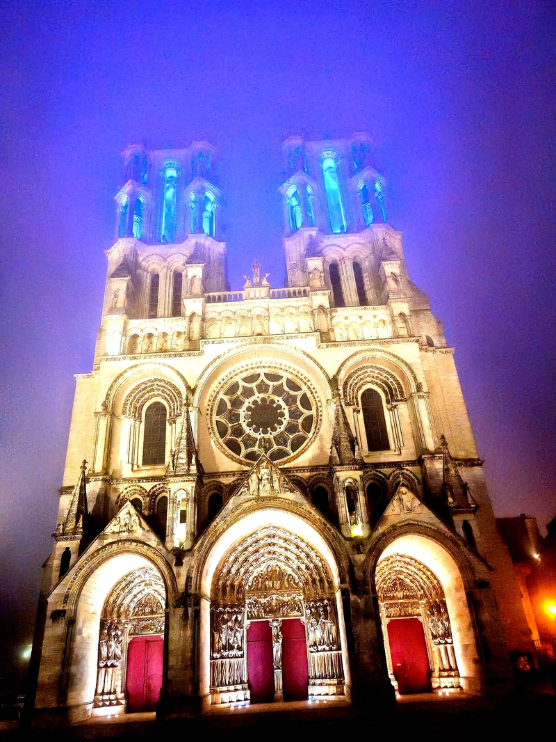 Coucher de soleil sur la cathédrale de Laon