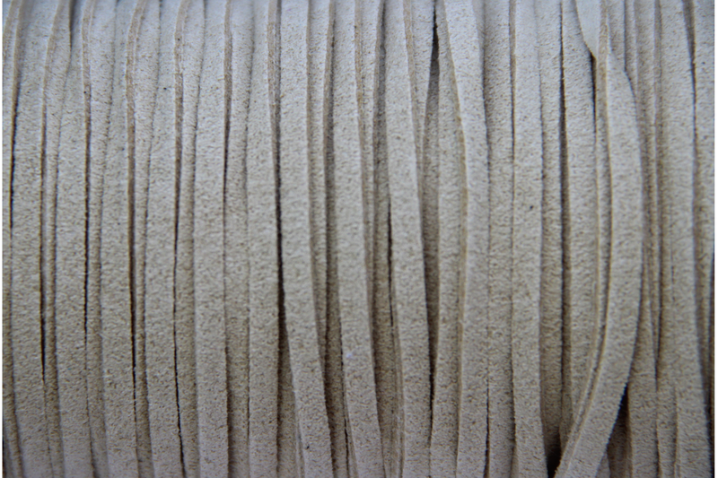 Cordon en daim - 1,4 mm / 3 mm - naturel - par 1 mètre