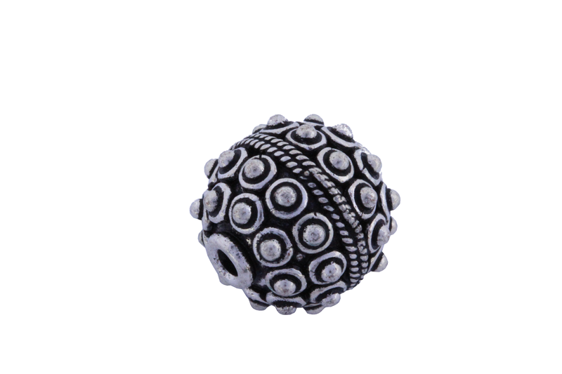 Perle ronde en métal argenté d'Inde - tressé au centre demi boule de chaque côté x2