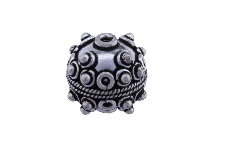 Perle ronde en métal argent d'Inde - tressé au centre demi boule par trois de chaque côté du centre x2