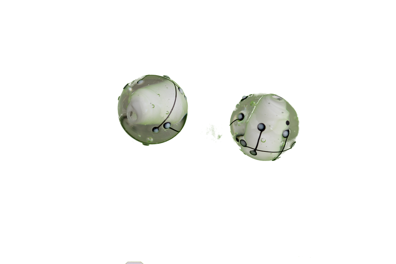 Perle en verre d'artisan - ronde - centre blanc transparent - lignes noire x 2